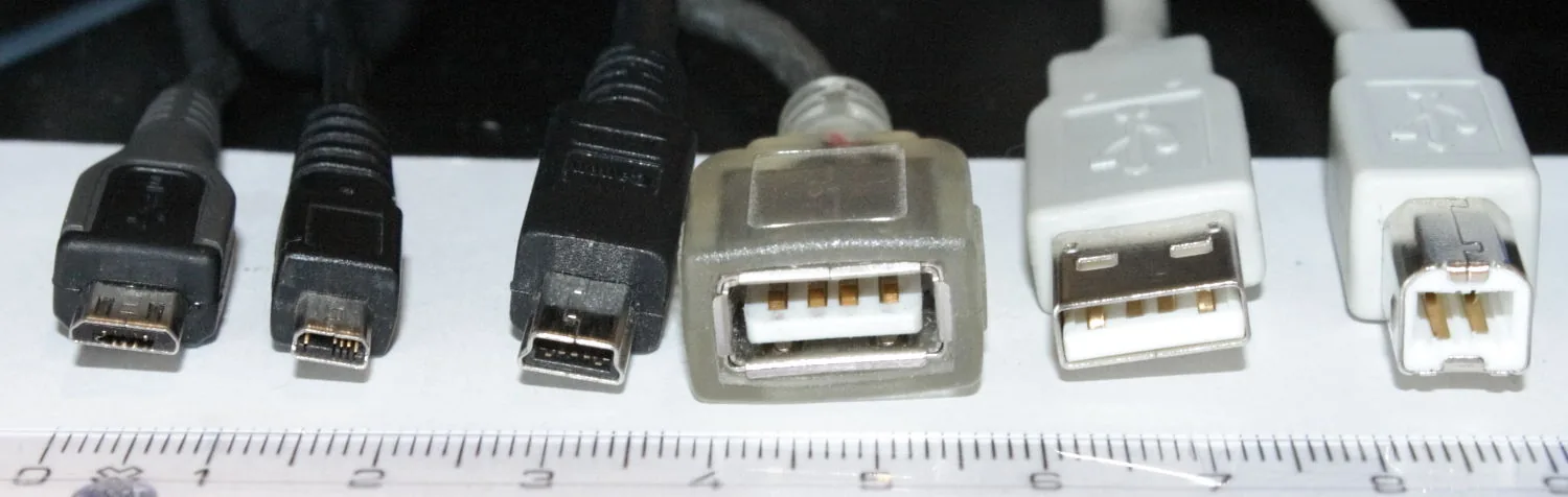 표준·미니·마이크로 USB 플러그를 나란히 놓아 크기와 두께 차이를 보여 주는 사진